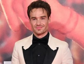 利亚姆·佩恩（Liam Payne）不幸去世后，成千上万的粉丝聚集在一起，签署令人心碎的请愿书